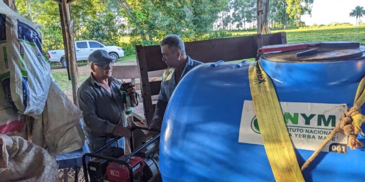 Yerbales sustentables y agua, temas de la visita del INYM a productores de 25 de Mayo