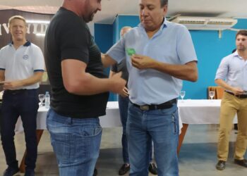 Productores de Campo Ramón recibieron sus carnets de cobertura de salud