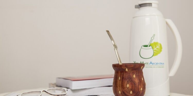 El INYM otorga becas universitarias a hijos de productores y trabajadores de la yerba mate