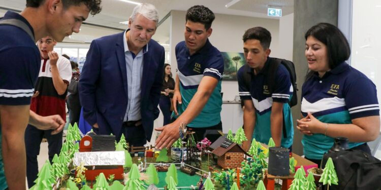 Jóvenes cultivando futuro: Concurso Educativo de Agroinnovación