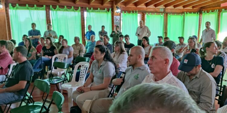 Capacitan a productores en el manejo de ovinos en yerba mate
