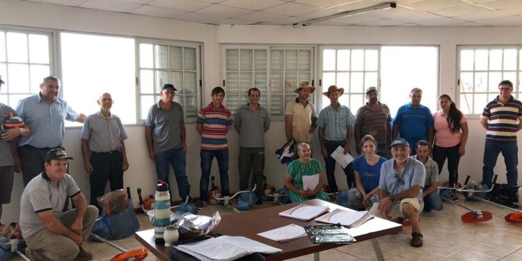 El INYM entregó herramientas e indumentaria en la cuenca yerbatera