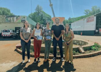 Orden del mate para dos mujeres por su labor en la producción organica