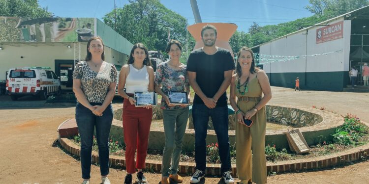 Orden del mate para dos mujeres por su labor en la producción organica