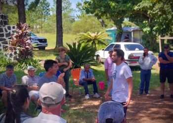 López Sartori junto a los yerbateros en la ruta