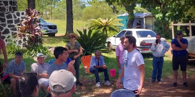 López Sartori junto a los yerbateros en la ruta