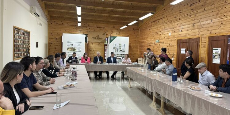 APICOFOM con  funcionarios de Paraguay