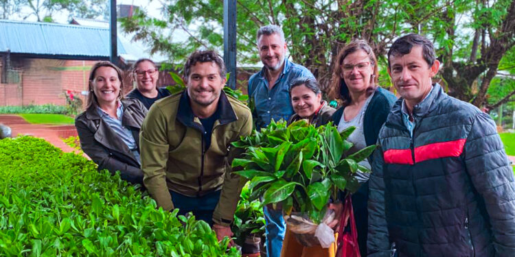 El Ministerio del Agro y la Biofábrica impulsan las chacras multiproductivas con entrega de plantines hortícolas y frutales en Bernardo de Irigoyen