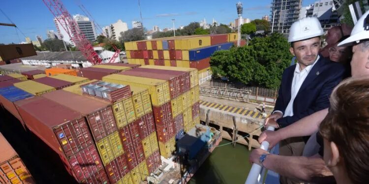 Descargaron la maquinaria para la primera planta de CLT del país en Corrientes